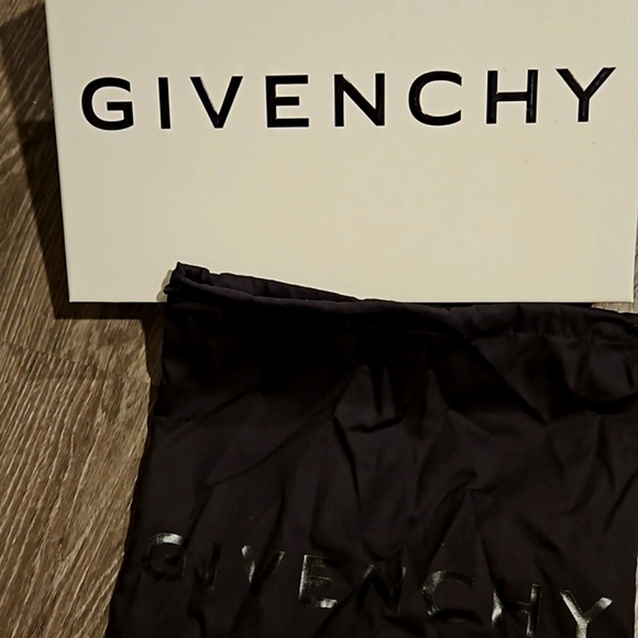 GIVENCHY WHITE SNEAKERS - Picture 5 of 13